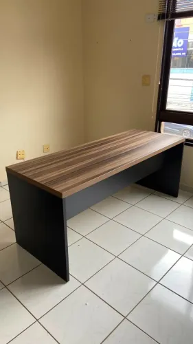Escrivaninha em MDF - Base Preta e Tampo Amadeirado - Excelente Estado