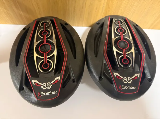 Vendo par de 6x9 bomber bicho papão. 