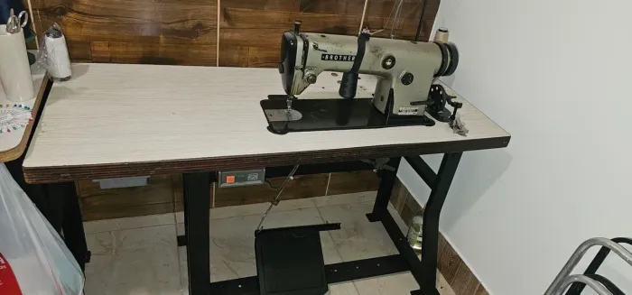 Vendo Máquina de costura industrial recém revisada !