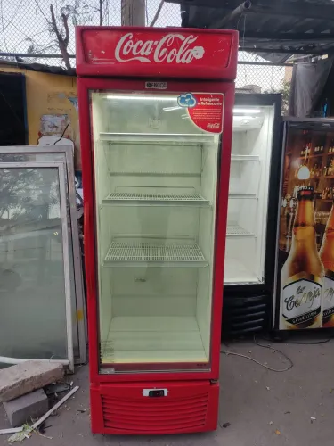 Expositora da Coca cola gelando muito!!!!