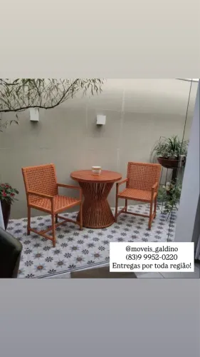 Duas cadeiras e mesa