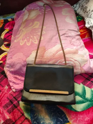 Bolsa preta pequena transversal tiracolo