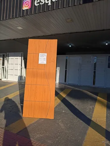 PROMOÇÃO MÊS DO CONSUMIDOR! PORTA DE MADEIRA, ENCERADA, TRATADA E COM O FURO NA LATERAL