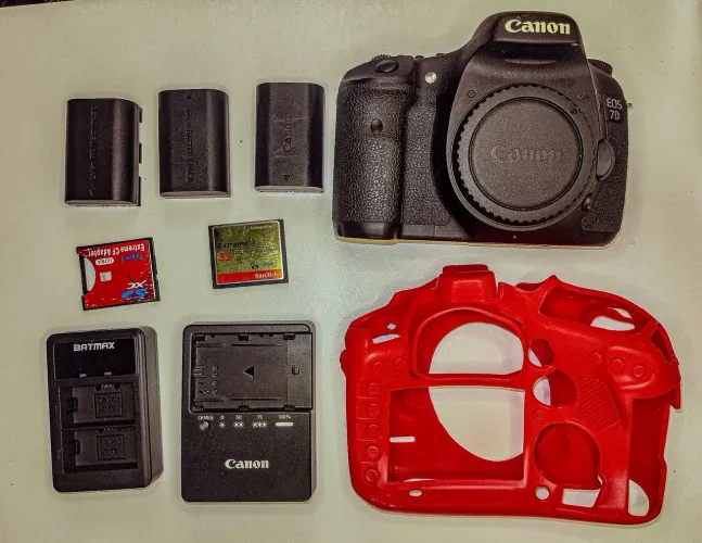 Vendo câmera Canon 7D com acessórios 