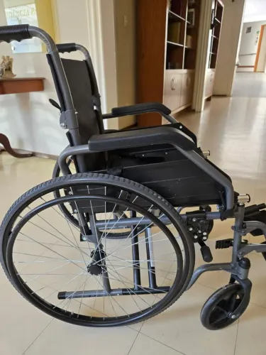 Vendo cadeira de rodas nova sem uso