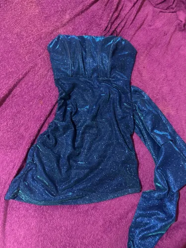 Vestido brilhante azul