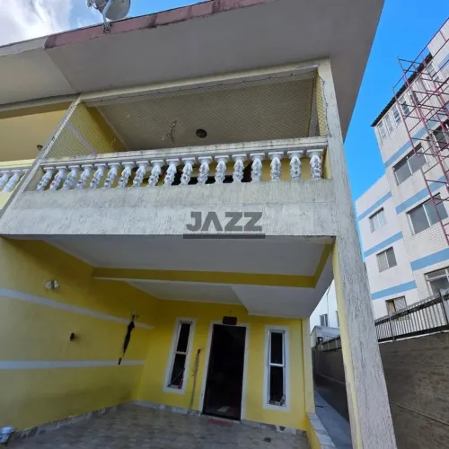 Sobrado à venda Semi-Isolado com 3 Dormitórios, Espaço Gourmet e Sacadas a 300m da Praia