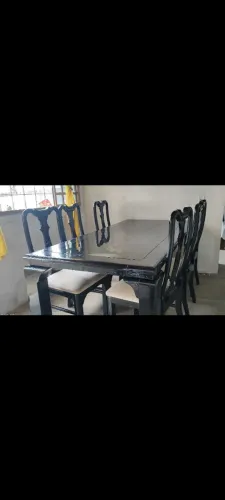 Mesa de jantar com 8 cadeiras estofadas