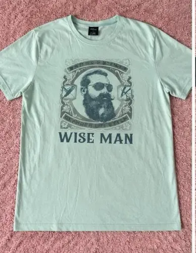 Blusa branca de manga com estampa masculina
