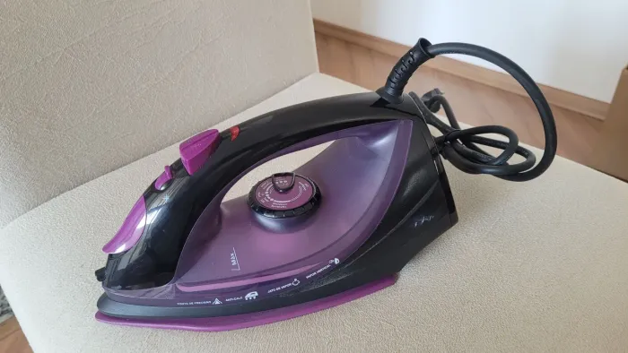 Ferro de Passar a Vapor Oster Cerâmica, 110V, Preto/Roxo, 1200W