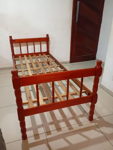 Cama de solteiro de madeira.