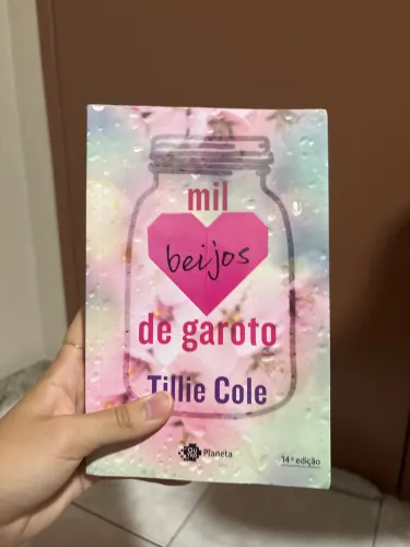 Livro "Mil Beijos de Garoto" de Tillie Cole 