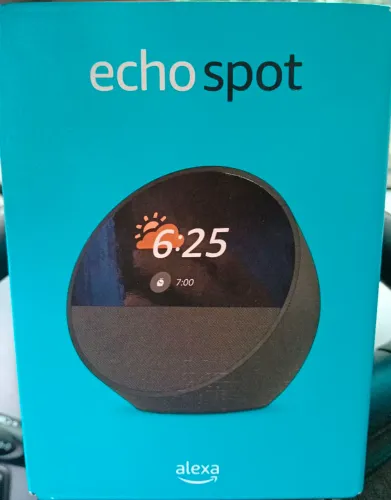Vendo Alexa nova, uma lâmpada inteligente e 2 adaptadores. Tudo por 270 reais.