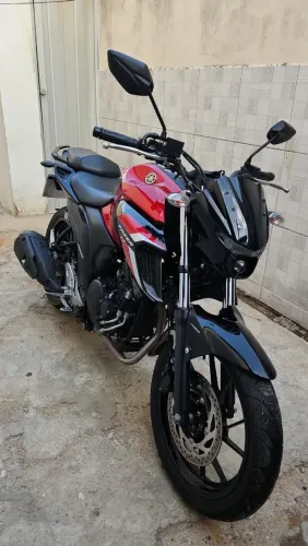 FAZER 250 EXTRAAAA. MOTO NUNCA CAIU E MUITO MENOS RODOU EM APLICATIVO.