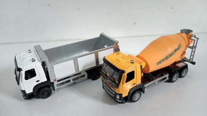 Miniatura de caminhão volvo 1/64 custom lote com 2 caminhões