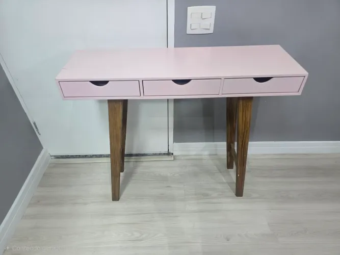 Aparador / Penteadeira Retrô Rosa com 3 Gavetas e Pés Palito