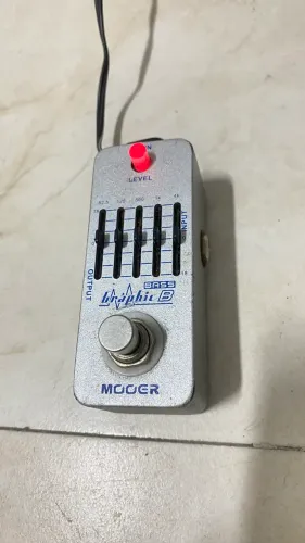 Pedal equalizador Mooer para contrabaixo