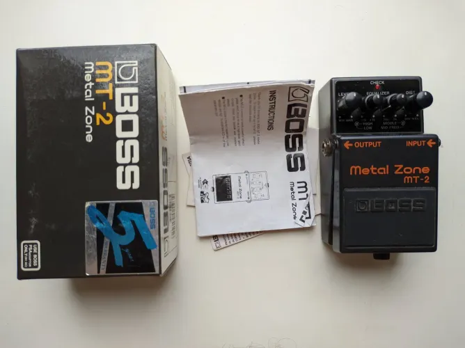 Pedal Boss Metal Zone MT-2 dos antigos com volume mais baixo 