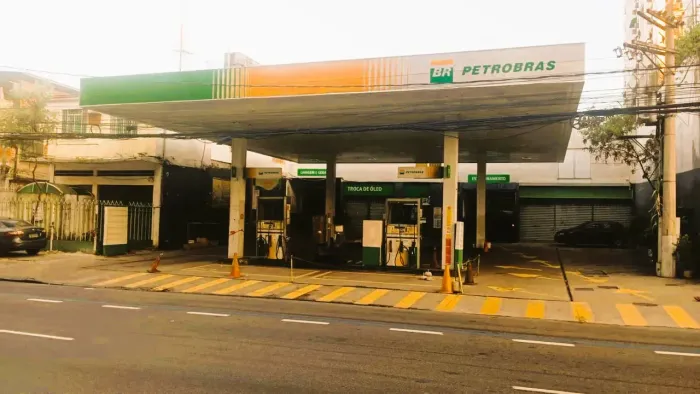 VENDA DE POSTO DE GASOLINA E COMPLEXO COMERCIAL EM VILA ISABEL
