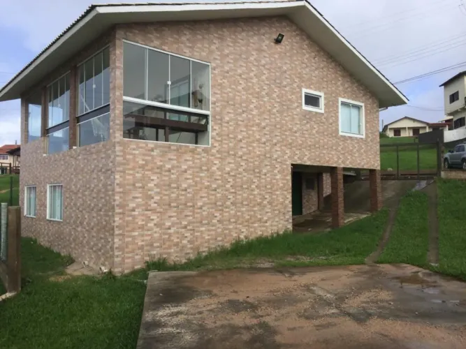 Terreno medindo 800,00m² com casa de 2 pisos, sendo que fica como duas casa separadas. Vis