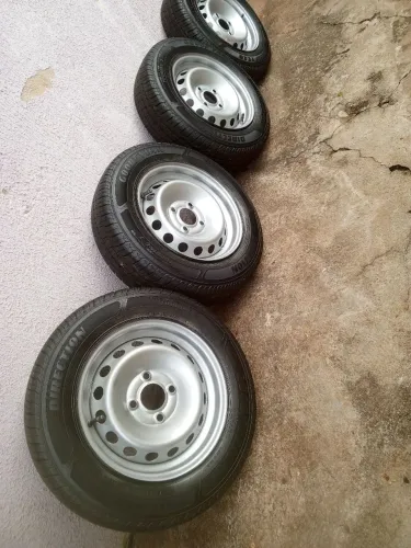 4 pneus com rodas aro 13 Goodyear semi-novo