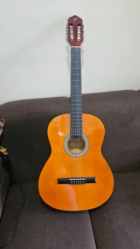 Violão clássico Giannini Start N-14 com cordas de nylon.