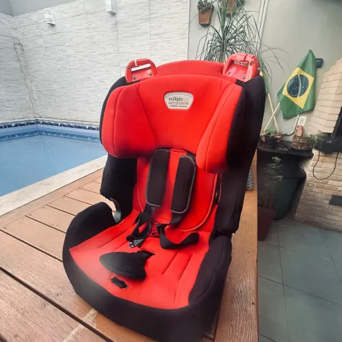 Cadeirinha para Auto Burigotto Múltipla (1, 2 e 3) - 9kg a 36kg - Vermelha e Preta