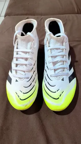 Chuteira de campo estilo botinha. Predator Adidas semi nova tamanho 38