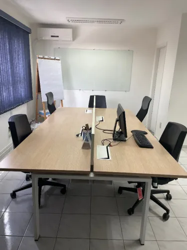 Mesa escritório plataforma estação de trabalho modular Bortolini linha Pluri (1,60x2,80 m)