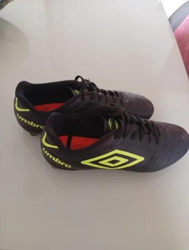 Vendo chuteira da umbro tamanho 40.