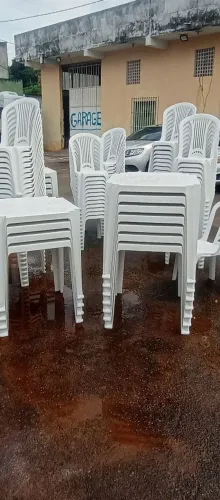 Vendo esses conjuntos de mesas e cadeiras 
