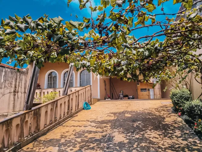 Terreno de com 02 casas e uma com planejados e área de serviço. 06 vagas de garagem. Vila 