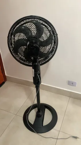 Vendo ventilador  tripé  com várias velocidade  voltagem 110