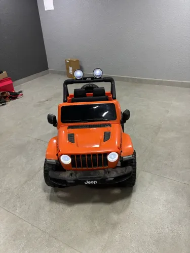 Jeep Wrangler Elétrico Infantil Bandeirante 12V com Controle Remoto