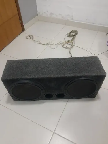 Vendo caixa de som automotiva toda em carpete 2 auto falantes 15 