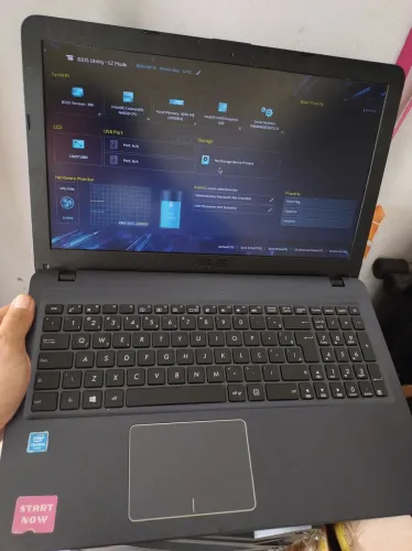 Notebook Asus sem HD e detalhe na tela