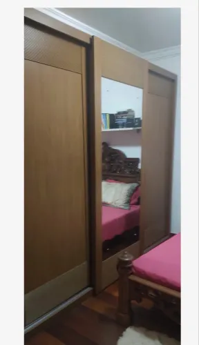 Armário de madeira com portas de correr e espelho