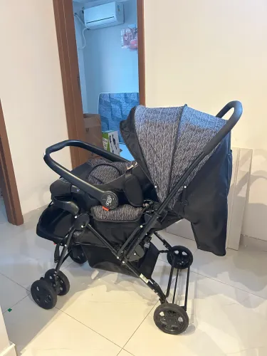 Carro + bebê conforto 