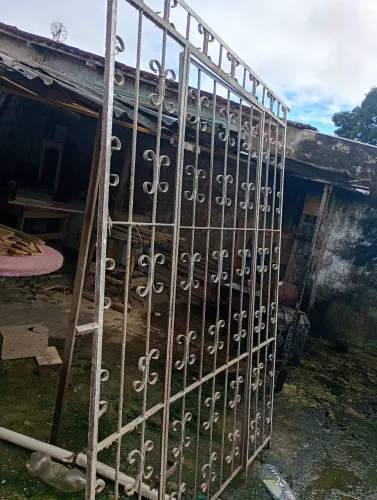Grade de ferro , terraço medindo 2,3 x 1,62 toda inteira sem ferragem