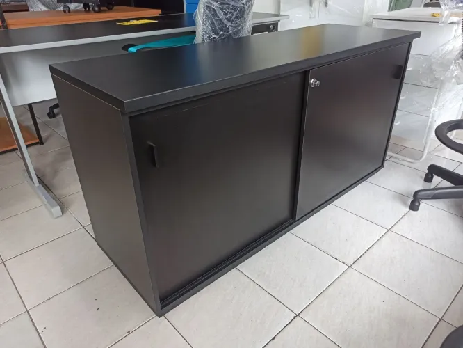 Armário com portas de correr preto