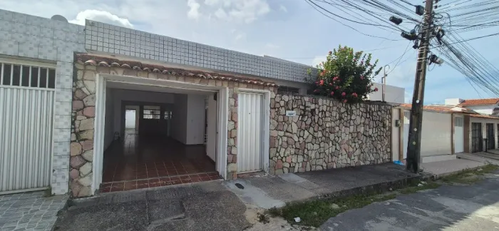 casa em Jardim Atlantico com 04 quaros , 2 suites, portão automatico, prox. ao terminal.