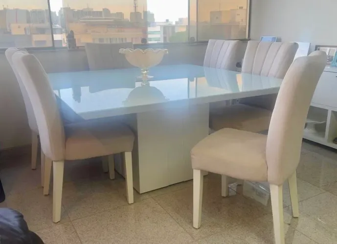 Mesa de seis lugares em MDF, com tampo de 150x150 cm e vidro de 50mm