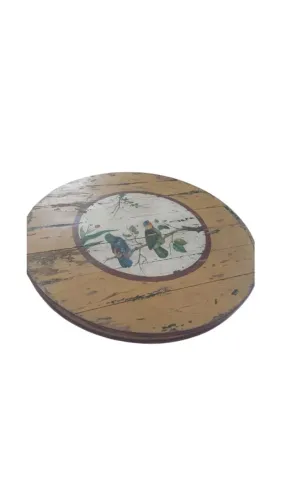 Mesa de madeira com pintura no centro