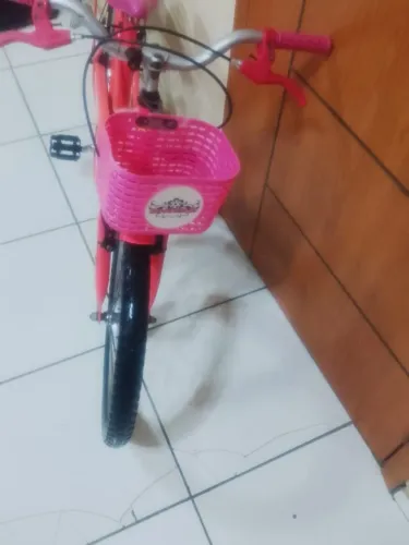 Vendo linda BICICLETA no valor de 350,00 nós deixamos na casa  e  300 você  vem buscar