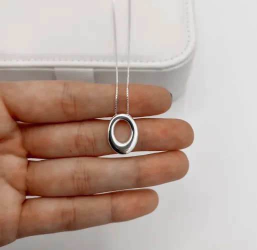 Colar oval vazado prata
