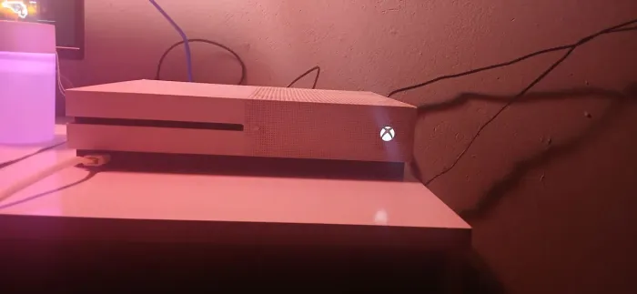 XBOX ONE S 512GB + FIFA 17 (Apenas console)