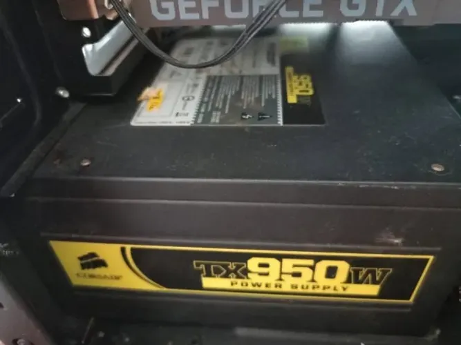 Fonte de alimentação Corsair 950-Watt TX Series 80 Plus certificada.