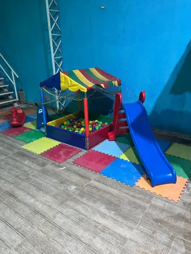 Vendo pula pula casa de bolas e escorrego 