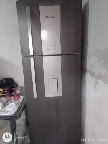 Geladeira Eletrolux Frost Free água na porta 