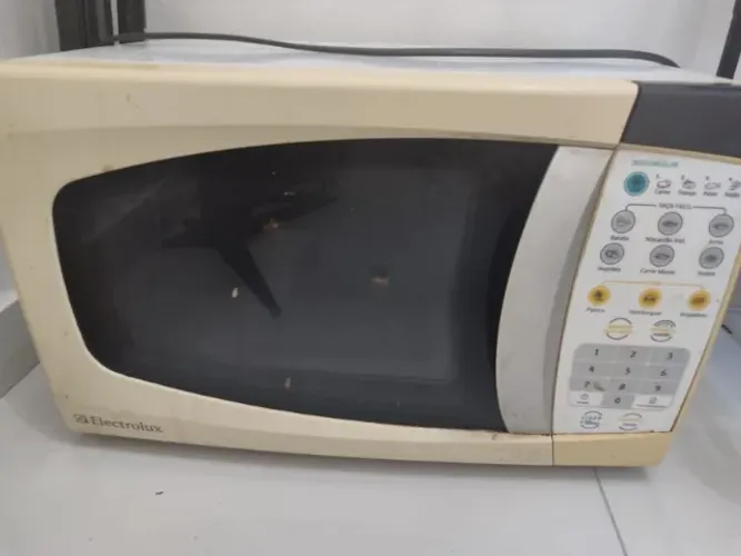 Microondas com pequeno defeito leia o anuncio